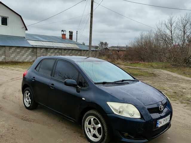 Синий Тойота Аурис, объемом двигателя 1.6 л и пробегом 390 тыс. км за 3650 $, фото 2 на Automoto.ua