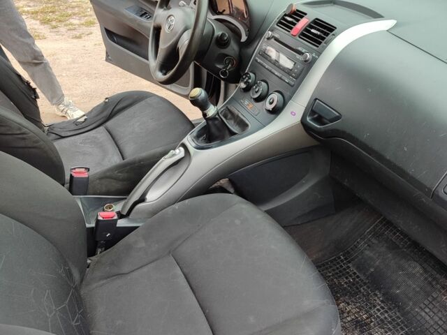 Синий Тойота Аурис, объемом двигателя 1.6 л и пробегом 390 тыс. км за 3650 $, фото 12 на Automoto.ua