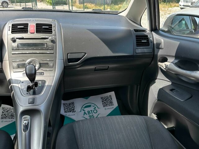 Синій Тойота Ауріс, об'ємом двигуна 1.6 л та пробігом 259 тис. км за 6500 $, фото 4 на Automoto.ua