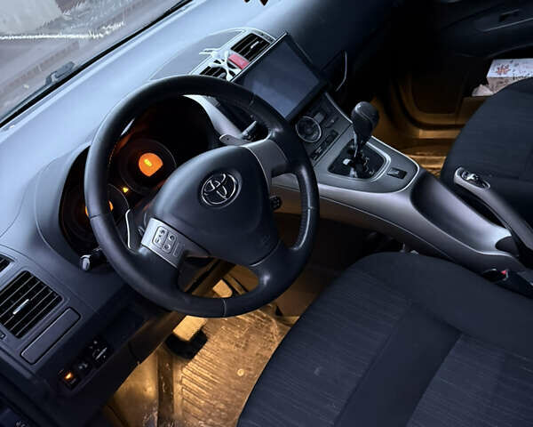 Синий Тойота Аурис, объемом двигателя 1.6 л и пробегом 257 тыс. км за 5200 $, фото 4 на Automoto.ua