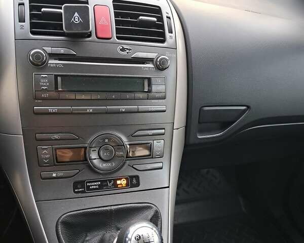 Синий Тойота Аурис, объемом двигателя 2 л и пробегом 241 тыс. км за 6000 $, фото 14 на Automoto.ua