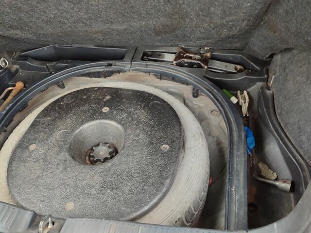 Синий Тойота Аурис, объемом двигателя 1.6 л и пробегом 390 тыс. км за 3650 $, фото 10 на Automoto.ua