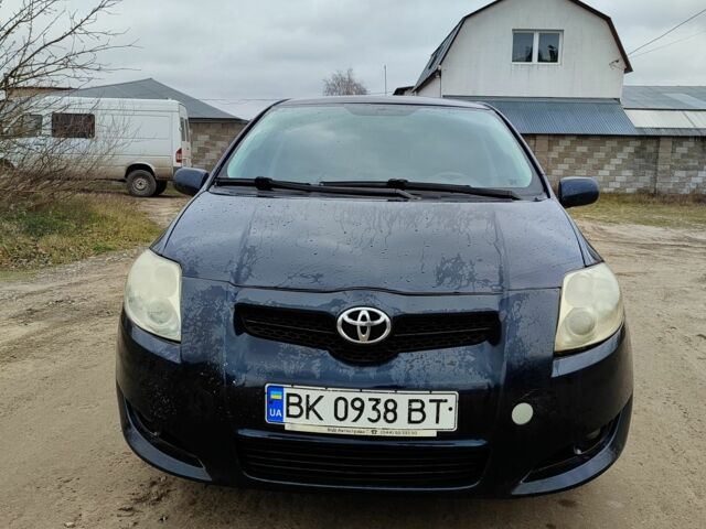 Синий Тойота Аурис, объемом двигателя 1.6 л и пробегом 390 тыс. км за 3650 $, фото 1 на Automoto.ua