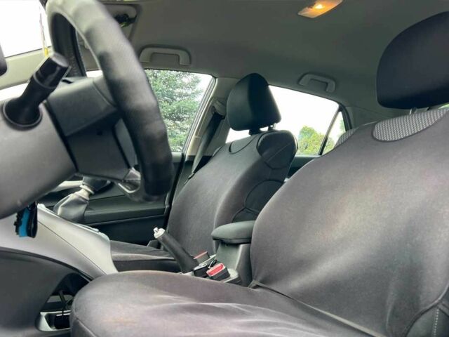 Синій Тойота Ауріс, об'ємом двигуна 1.4 л та пробігом 247 тис. км за 7600 $, фото 7 на Automoto.ua