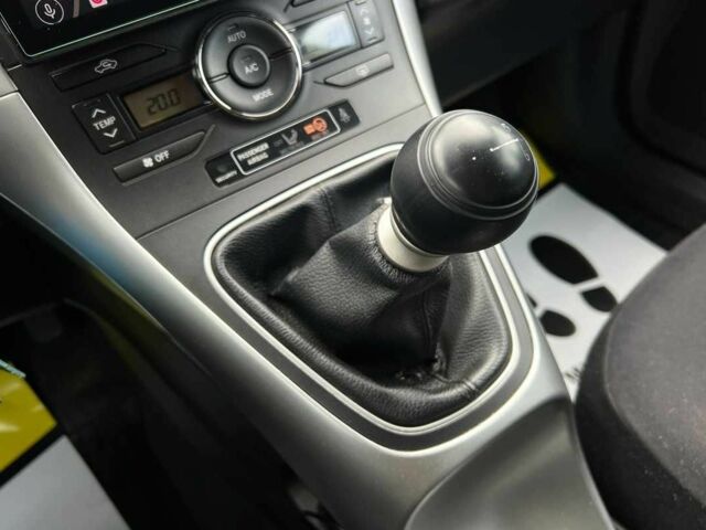 Синій Тойота Ауріс, об'ємом двигуна 1.4 л та пробігом 247 тис. км за 7600 $, фото 11 на Automoto.ua