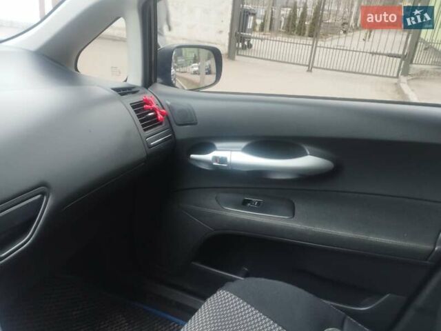 Синій Тойота Ауріс, об'ємом двигуна 2 л та пробігом 211 тис. км за 6800 $, фото 4 на Automoto.ua