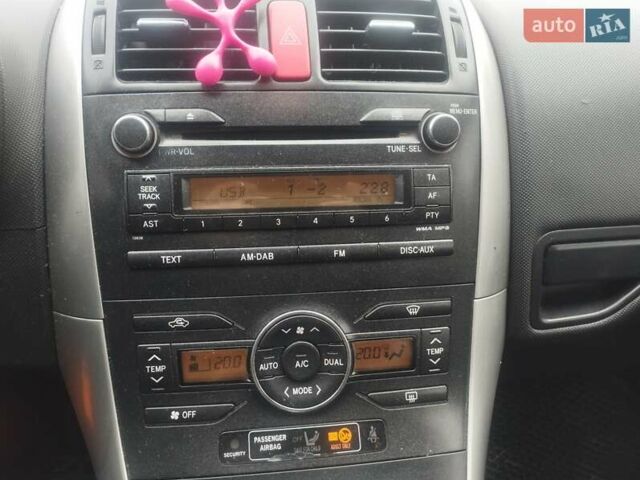 Синій Тойота Ауріс, об'ємом двигуна 2 л та пробігом 211 тис. км за 6800 $, фото 2 на Automoto.ua