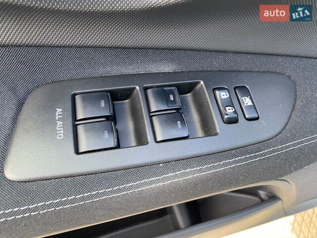 Синій Тойота Ауріс, об'ємом двигуна 1.8 л та пробігом 268 тис. км за 10399 $, фото 90 на Automoto.ua