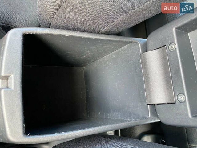 Синій Тойота Ауріс, об'ємом двигуна 1.8 л та пробігом 268 тис. км за 10399 $, фото 56 на Automoto.ua