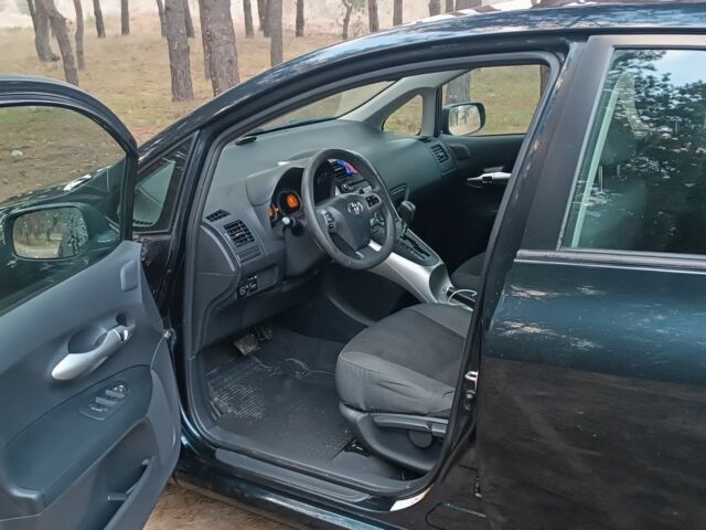 Синій Тойота Ауріс, об'ємом двигуна 1.6 л та пробігом 107 тис. км за 11000 $, фото 11 на Automoto.ua