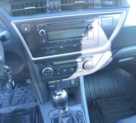 Зеленый Тойота Аурис, объемом двигателя 1.4 л и пробегом 160 тыс. км за 8800 $, фото 13 на Automoto.ua