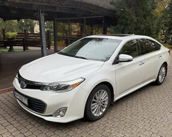 Белый Тойота Авалон, объемом двигателя 2.5 л и пробегом 258 тыс. км за 15000 $, фото 1 на Automoto.ua