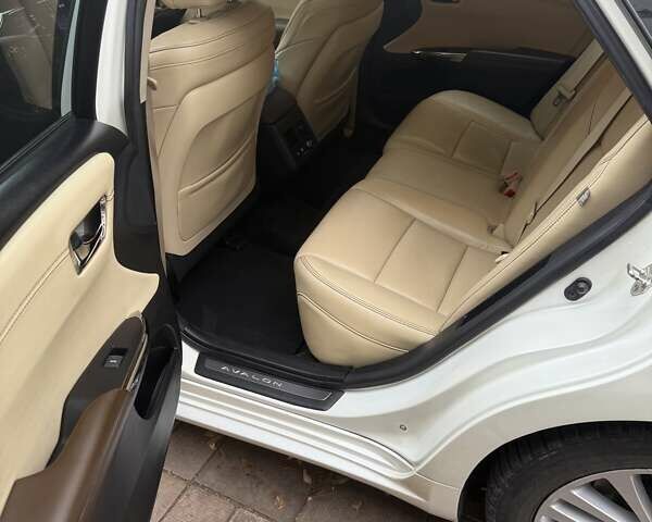 Белый Тойота Авалон, объемом двигателя 2.5 л и пробегом 258 тыс. км за 15000 $, фото 26 на Automoto.ua