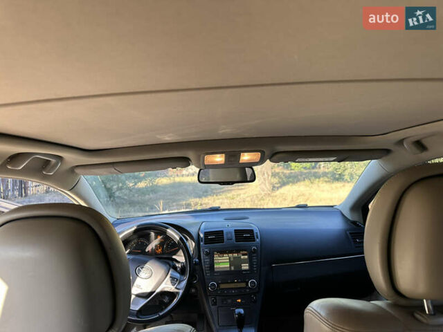 Белый Тойота Авенсис Версо, объемом двигателя 2.2 л и пробегом 240 тыс. км за 9500 $, фото 11 на Automoto.ua