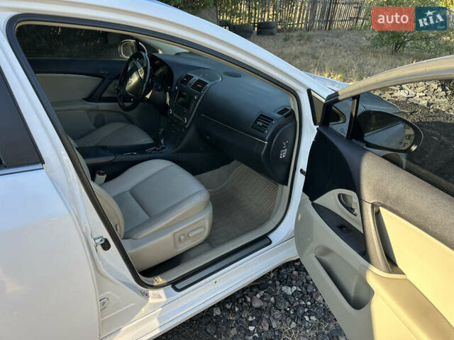 Белый Тойота Авенсис Версо, объемом двигателя 2.2 л и пробегом 240 тыс. км за 9500 $, фото 8 на Automoto.ua