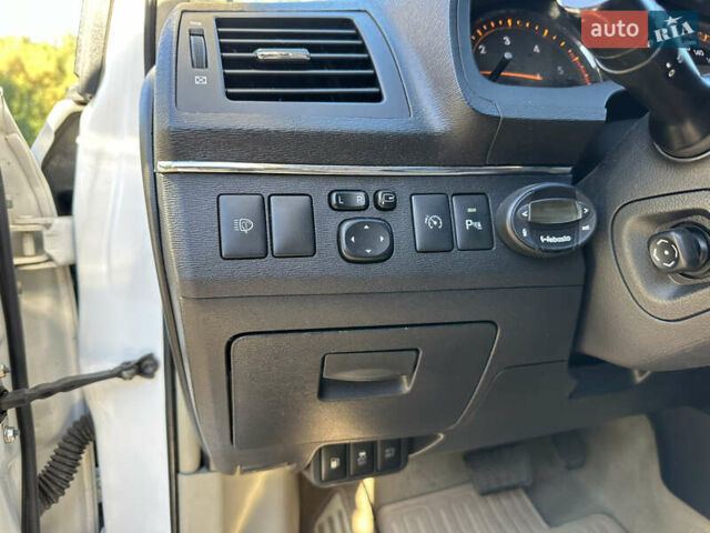 Белый Тойота Авенсис Версо, объемом двигателя 2.2 л и пробегом 240 тыс. км за 9500 $, фото 12 на Automoto.ua