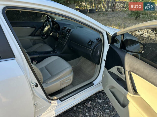 Белый Тойота Авенсис Версо, объемом двигателя 2.2 л и пробегом 240 тыс. км за 9500 $, фото 7 на Automoto.ua