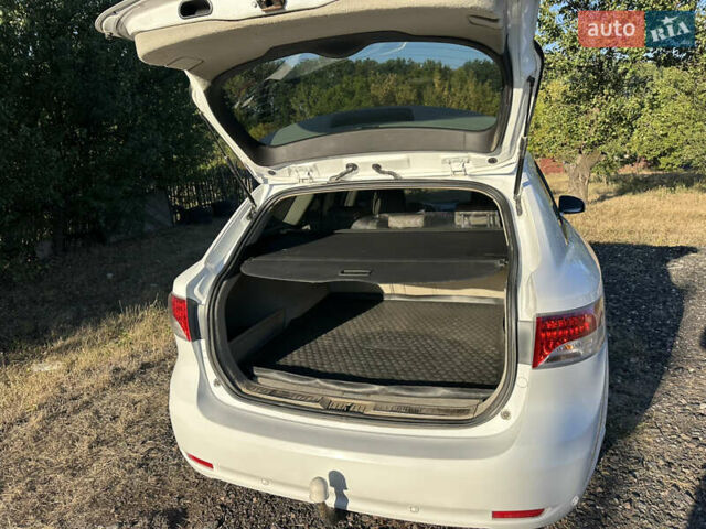 Белый Тойота Авенсис Версо, объемом двигателя 2.2 л и пробегом 240 тыс. км за 9500 $, фото 5 на Automoto.ua