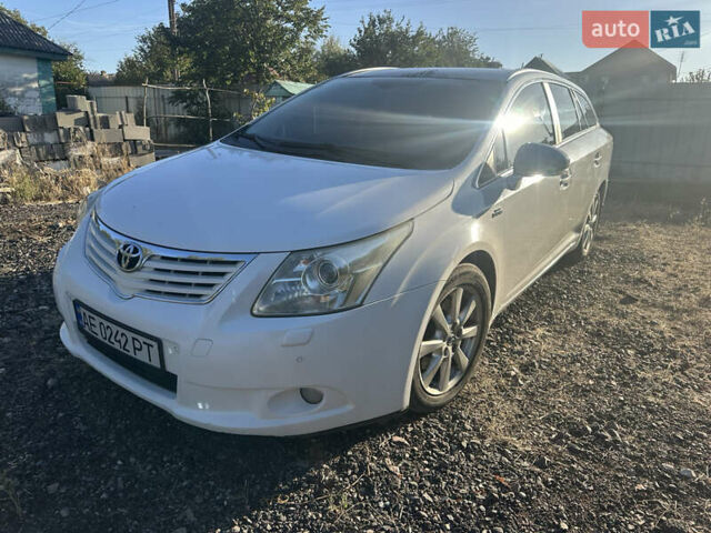 Белый Тойота Авенсис Версо, объемом двигателя 2.2 л и пробегом 240 тыс. км за 9500 $, фото 1 на Automoto.ua