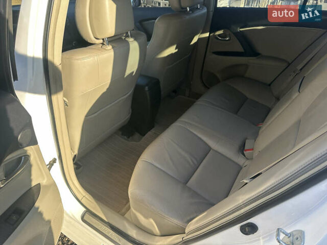 Белый Тойота Авенсис Версо, объемом двигателя 2.2 л и пробегом 240 тыс. км за 9500 $, фото 3 на Automoto.ua