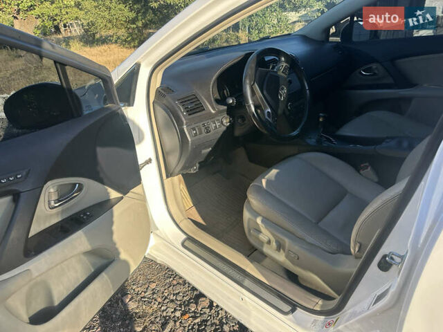 Белый Тойота Авенсис Версо, объемом двигателя 2.2 л и пробегом 240 тыс. км за 9500 $, фото 2 на Automoto.ua