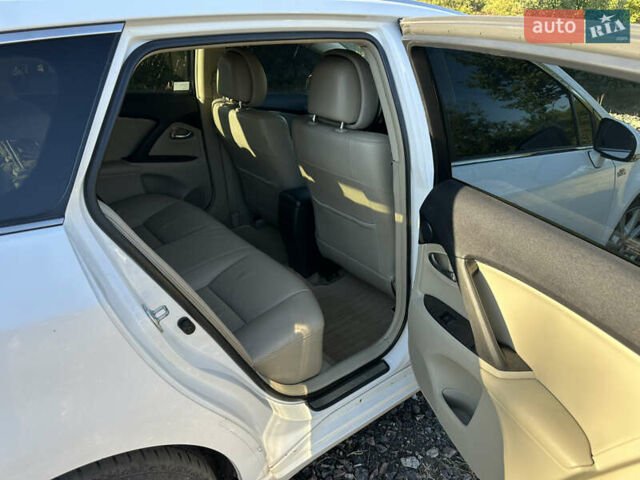 Белый Тойота Авенсис Версо, объемом двигателя 2.2 л и пробегом 240 тыс. км за 9500 $, фото 6 на Automoto.ua