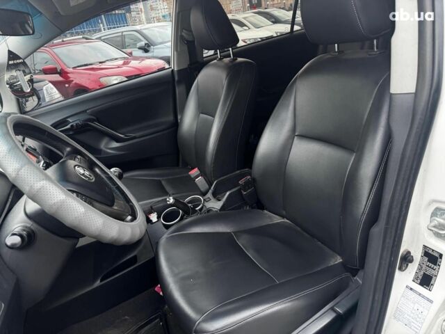 Белый Тойота Авенсис Версо, объемом двигателя 1.6 л и пробегом 106 тыс. км за 10990 $, фото 14 на Automoto.ua