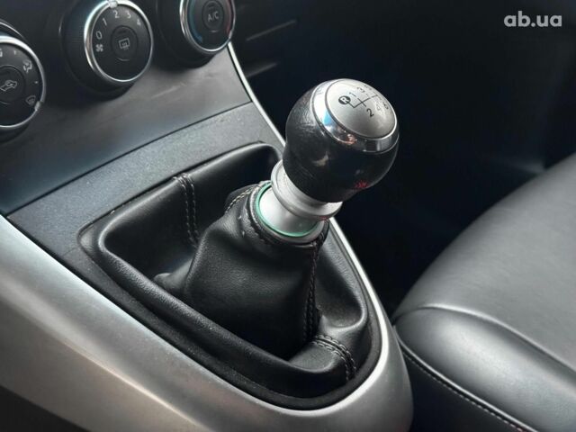 Белый Тойота Авенсис Версо, объемом двигателя 1.6 л и пробегом 106 тыс. км за 10990 $, фото 11 на Automoto.ua