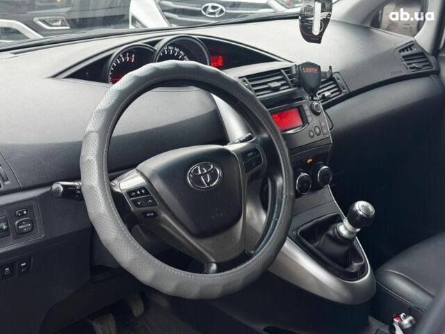 Белый Тойота Авенсис Версо, объемом двигателя 1.6 л и пробегом 106 тыс. км за 10990 $, фото 8 на Automoto.ua