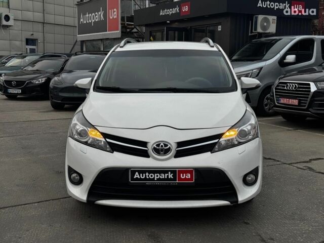 Белый Тойота Авенсис Версо, объемом двигателя 1.6 л и пробегом 106 тыс. км за 10990 $, фото 1 на Automoto.ua