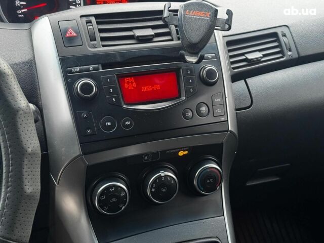 Белый Тойота Авенсис Версо, объемом двигателя 1.6 л и пробегом 106 тыс. км за 10990 $, фото 12 на Automoto.ua