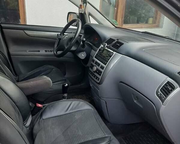 Черный Тойота Авенсис Версо, объемом двигателя 2 л и пробегом 420 тыс. км за 4500 $, фото 2 на Automoto.ua