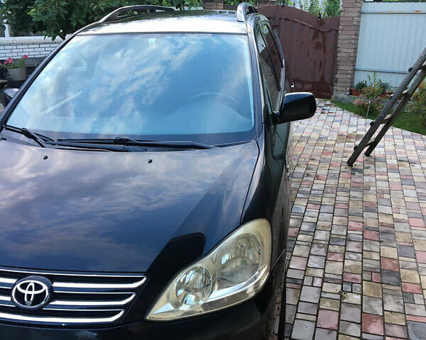 Черный Тойота Авенсис Версо, объемом двигателя 2 л и пробегом 260 тыс. км за 5800 $, фото 3 на Automoto.ua
