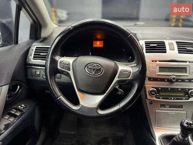 Черный Тойота Авенсис Версо, объемом двигателя 2 л и пробегом 303 тыс. км за 10000 $, фото 9 на Automoto.ua
