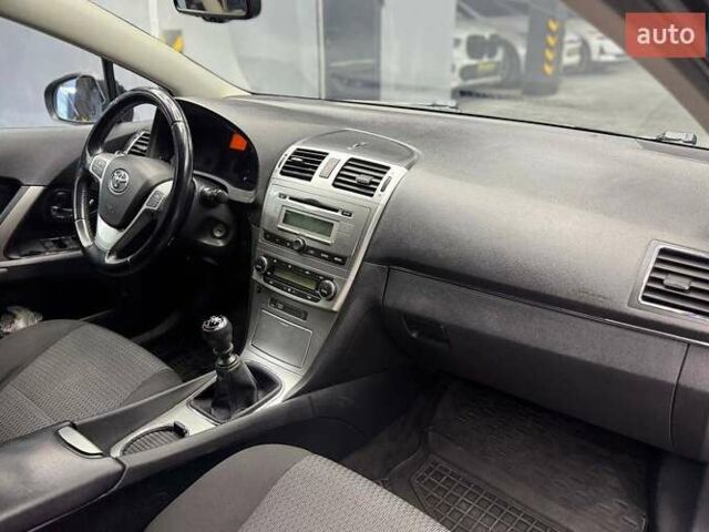 Черный Тойота Авенсис Версо, объемом двигателя 2 л и пробегом 303 тыс. км за 10000 $, фото 12 на Automoto.ua
