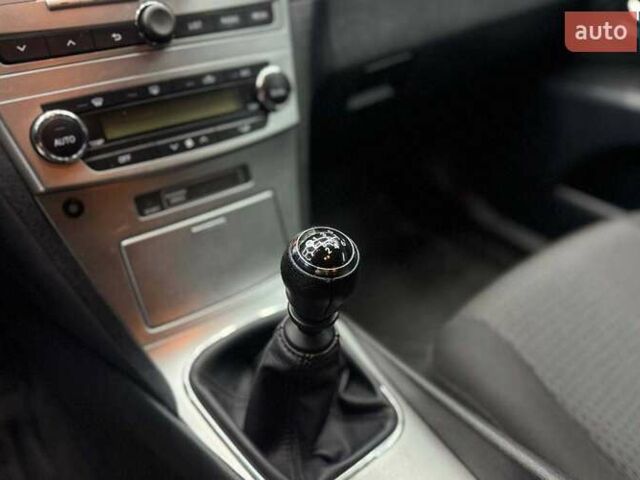 Черный Тойота Авенсис Версо, объемом двигателя 2 л и пробегом 303 тыс. км за 10000 $, фото 11 на Automoto.ua