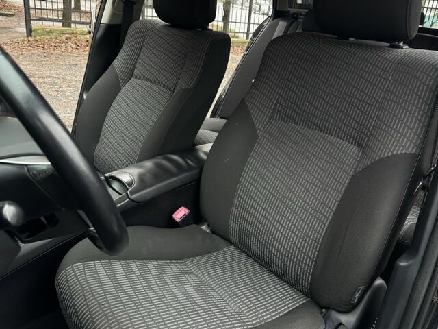 Черный Тойота Авенсис Версо, объемом двигателя 2 л и пробегом 290 тыс. км за 7850 $, фото 12 на Automoto.ua