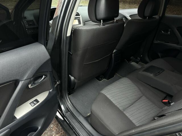 Черный Тойота Авенсис Версо, объемом двигателя 2 л и пробегом 290 тыс. км за 7850 $, фото 9 на Automoto.ua