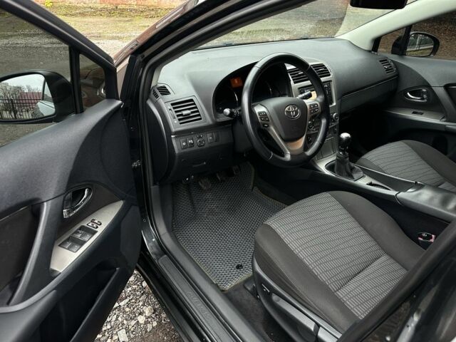 Черный Тойота Авенсис Версо, объемом двигателя 2 л и пробегом 290 тыс. км за 7850 $, фото 7 на Automoto.ua