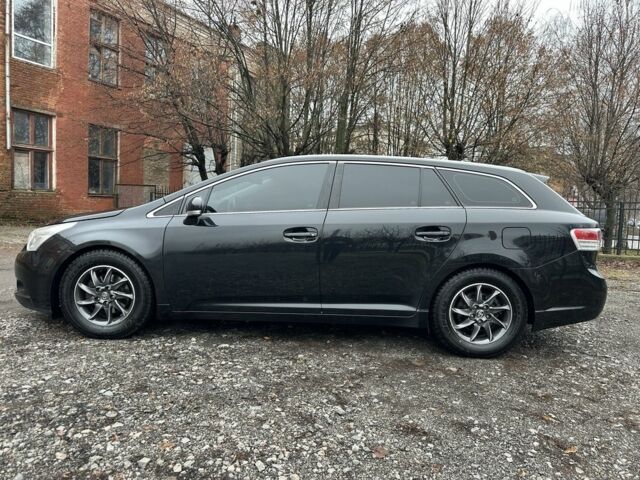 Черный Тойота Авенсис Версо, объемом двигателя 2 л и пробегом 290 тыс. км за 7850 $, фото 2 на Automoto.ua