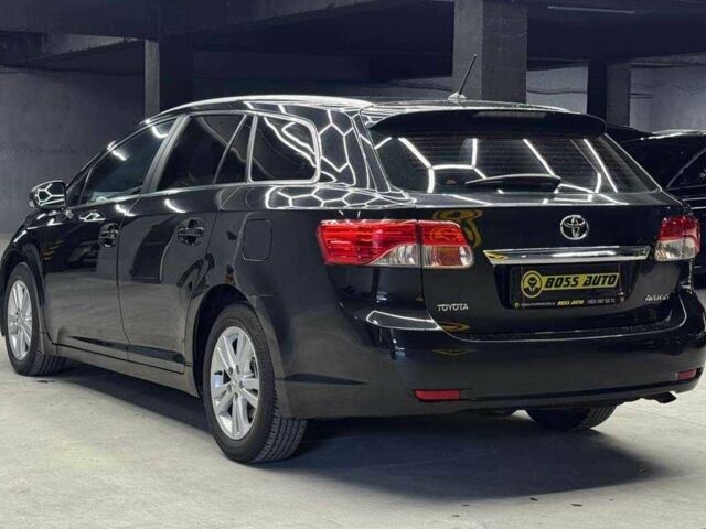 Черный Тойота Авенсис Версо, объемом двигателя 2 л и пробегом 303 тыс. км за 10000 $, фото 3 на Automoto.ua
