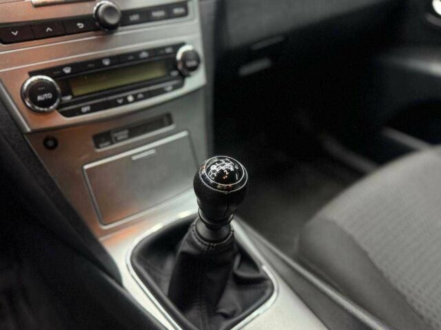 Черный Тойота Авенсис Версо, объемом двигателя 2 л и пробегом 303 тыс. км за 10000 $, фото 11 на Automoto.ua