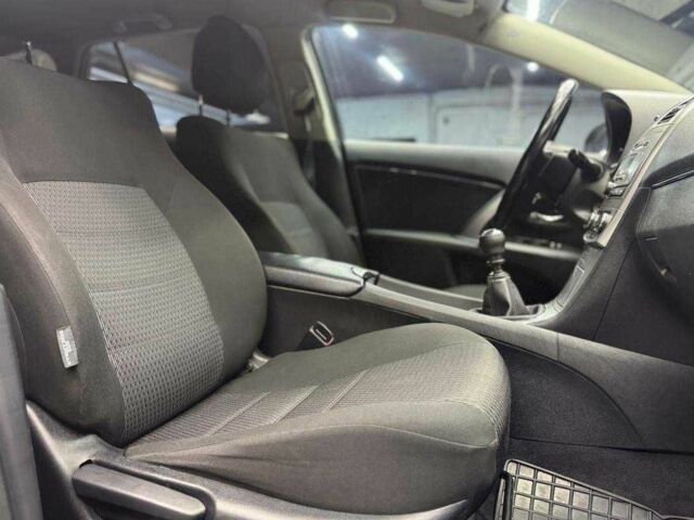 Черный Тойота Авенсис Версо, объемом двигателя 2 л и пробегом 303 тыс. км за 10000 $, фото 13 на Automoto.ua