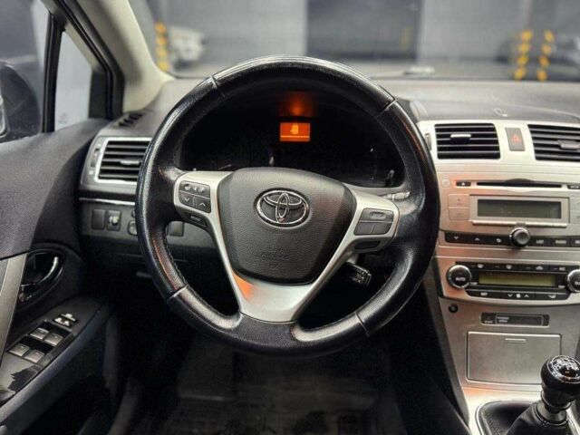 Черный Тойота Авенсис Версо, объемом двигателя 2 л и пробегом 303 тыс. км за 10000 $, фото 9 на Automoto.ua