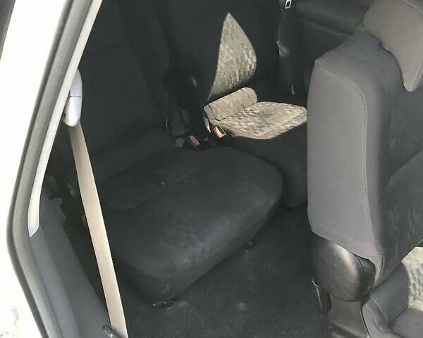 Серый Тойота Авенсис Версо, объемом двигателя 2 л и пробегом 340 тыс. км за 4900 $, фото 2 на Automoto.ua