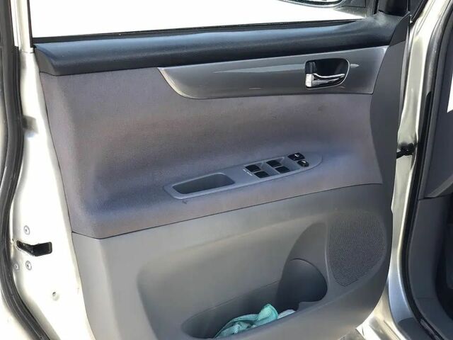 Сірий Тойота Авенсіс Версо, об'ємом двигуна 2 л та пробігом 340 тис. км за 4900 $, фото 9 на Automoto.ua