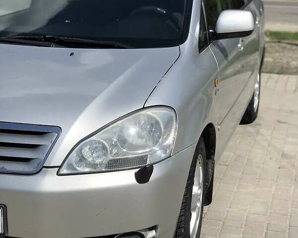 Серый Тойота Авенсис Версо, объемом двигателя 2 л и пробегом 340 тыс. км за 4900 $, фото 12 на Automoto.ua