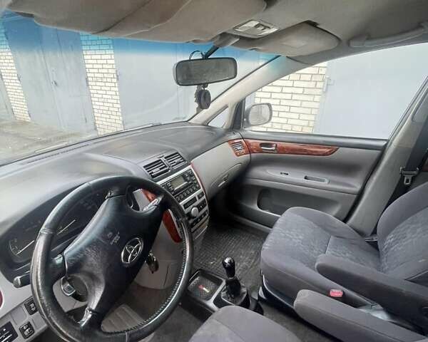 Сірий Тойота Авенсіс Версо, об'ємом двигуна 2 л та пробігом 287 тис. км за 3500 $, фото 1 на Automoto.ua