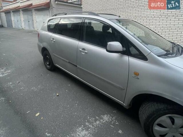 Сірий Тойота Авенсіс Версо, об'ємом двигуна 2 л та пробігом 287 тис. км за 3500 $, фото 4 на Automoto.ua