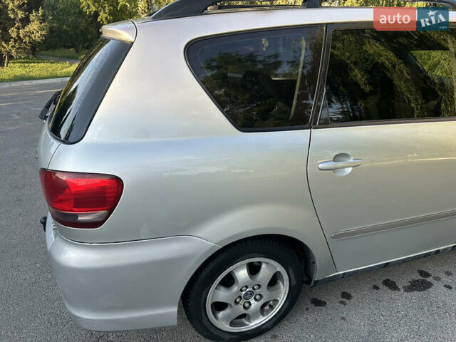 Сірий Тойота Авенсіс Версо, об'ємом двигуна 2 л та пробігом 250 тис. км за 5100 $, фото 14 на Automoto.ua